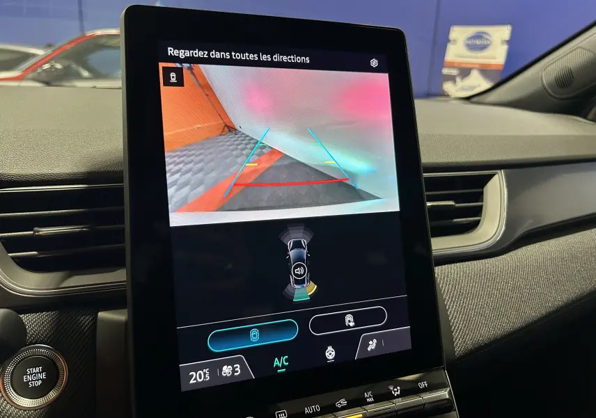 Écran central du Renault Captur blanc nacré 2026 montrant la caméra de recul avec guidage et alertes de proximité.
