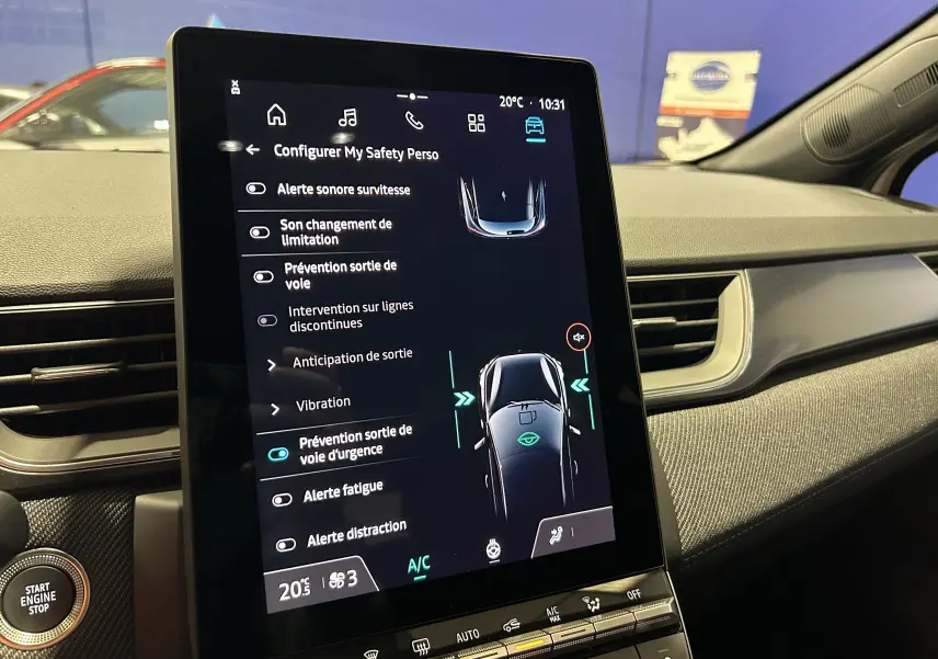 Vue intérieure du tableau de bord du Renault Captur blanc nacré 2026, écran tactile central affichant les options de sécurité.