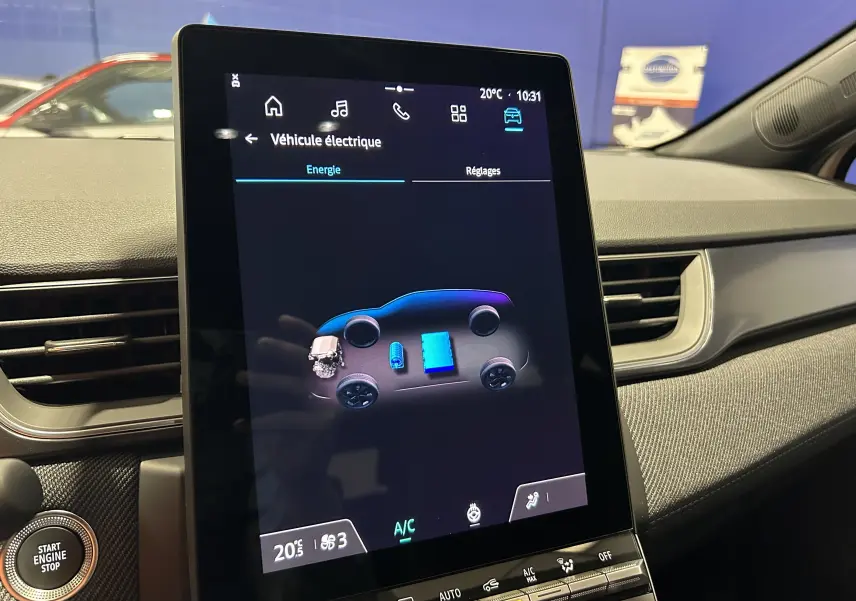 Écran central tactile du Renault Captur blanc nacré 2026 montrant l'interface énergie hybride, vue intérieure côté conducteur.