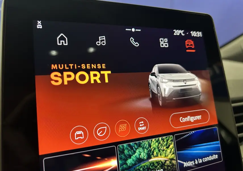 Écran tactile intérieur montrant le mode Sport avec illustration du Renault Captur blanc nacré en 3/4 avant.