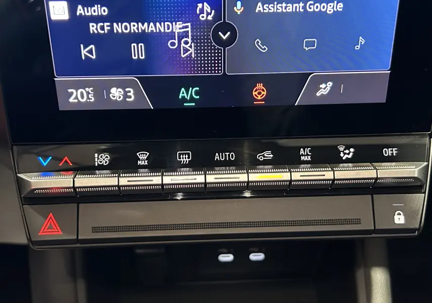 Gros plan sur la console centrale du Renault Captur blanc nacré 2026, affichage climatisation et commandes tactiles.