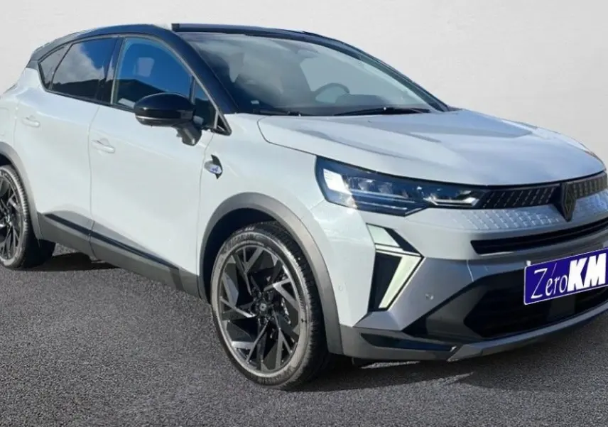 Renault Captur II Ph.2 blanc nacré en 3/4 avant droit, avec toit noir et jantes alliage noires distinctives.