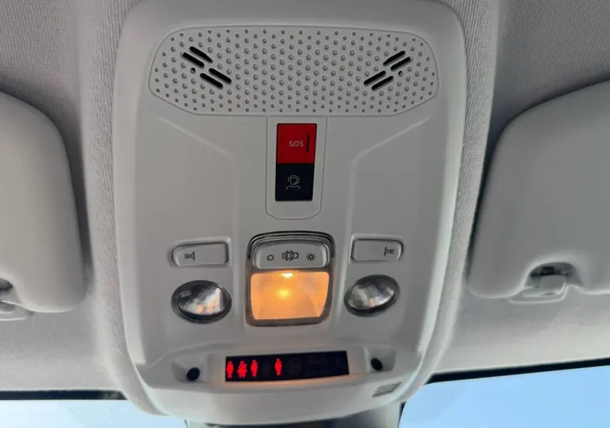 Plafonnier intérieur avec éclairage et boutons SOS de la Peugeot 208 gris Artense, vue en contre-plongée.