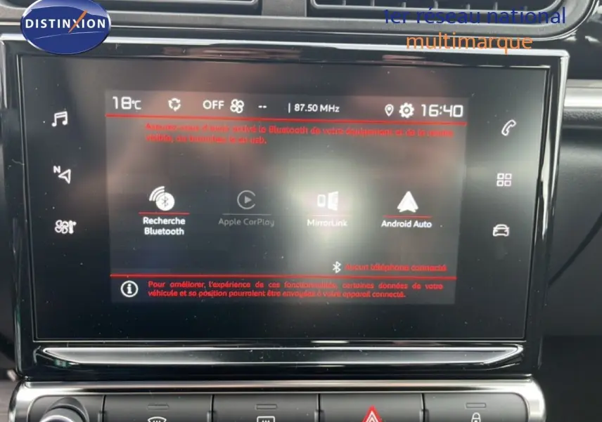 Vue rapprochée de l'écran tactile central de la Citroën C3 2024 gris Artense, affichant les options Bluetooth et Android Auto.