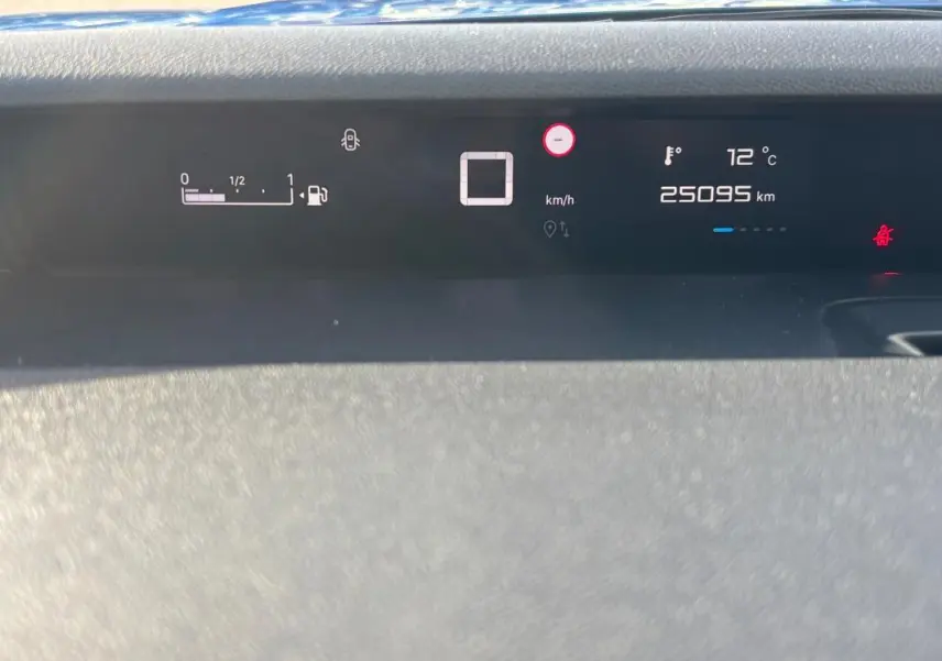 Affichage tête haute de la Citroën C3 Turbo 100 ch bleu, montrant vitesse, température et kilométrage.