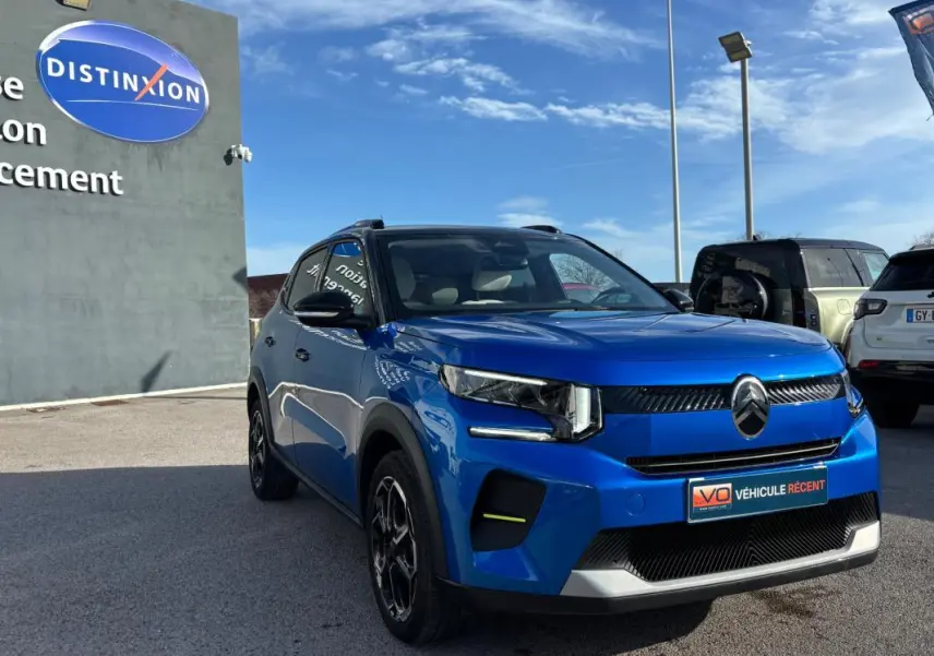 Citroën C3 Turbo 100 ch bleu en 3/4 avant droit, avec jantes alliage 17 pouces et barres de toit visibles.