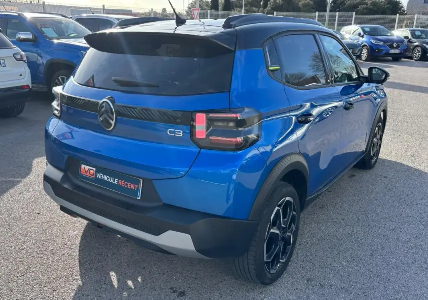 Vue 3/4 arrière droite d'une Citroën C3 bleu 2025 avec toit noir, jantes alliage 17 pouces et feux arrière LED.
