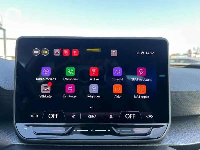 Écran tactile central du tableau de bord du SEAT LEON ST 2025, affichant les menus multimédias et réglages.