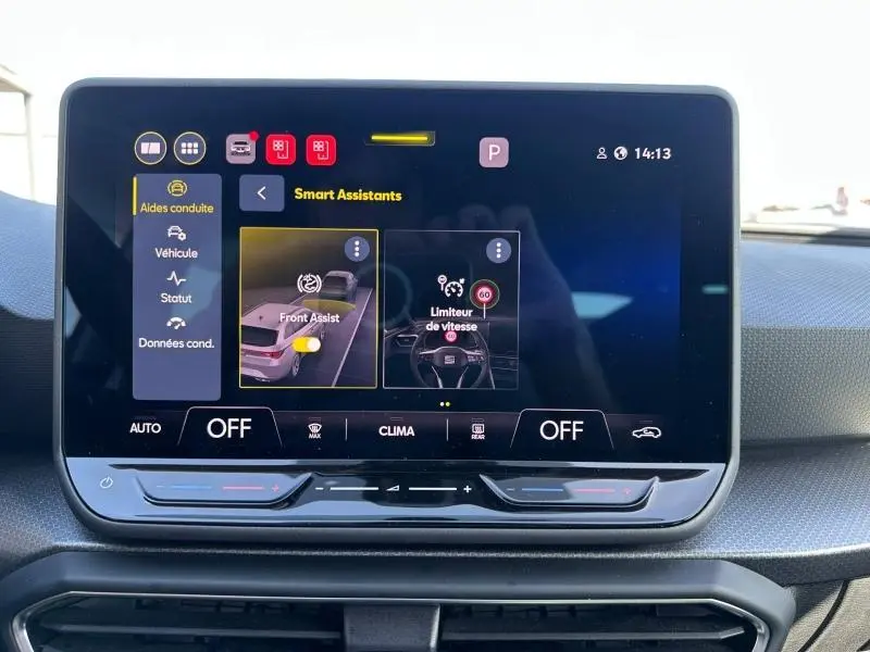 Écran tactile central du tableau de bord du SEAT LEON ST 2025 affichant les assistants de conduite.