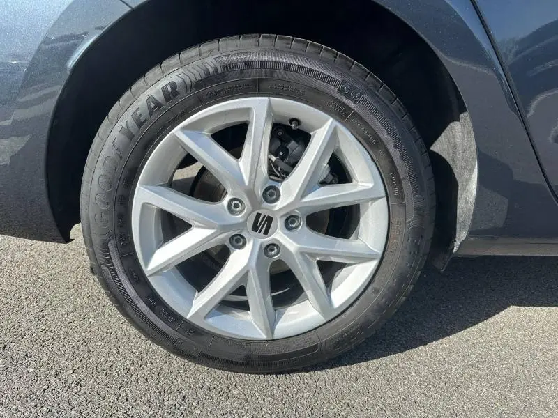 Gros plan sur la roue avant droite du SEAT LEON ST 2.0 TDI 115ch STYLE XL 2025 en Gris Magnétique Métallisée avec jante alliage.