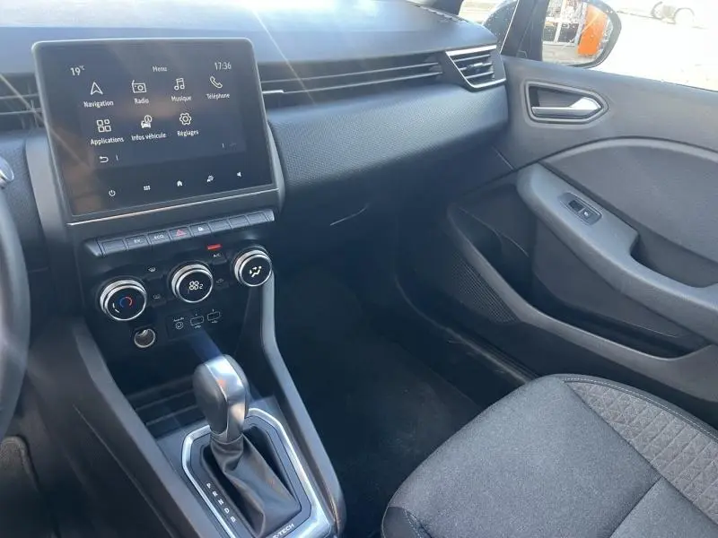 Intérieur avant droit de Renault Clio 1.6 E-Tech 140ch Business 2021, tableau de bord noir avec écran tactile et levier de boîte auto.