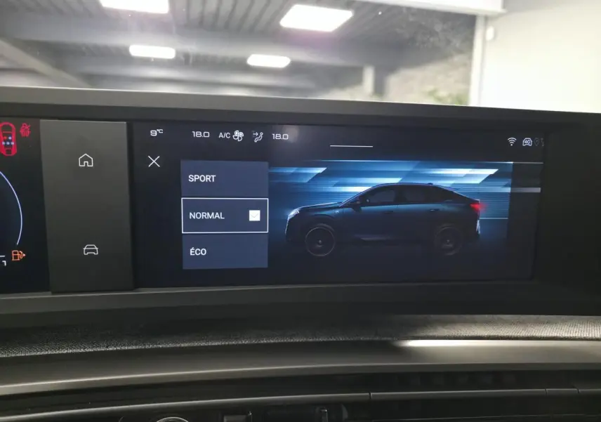 Écran tactile intérieur affichant un profil latéral noir du Peugeot 3008 hybride avec modes de conduite sélectionnables.