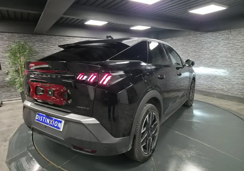 Vue 3/4 arrière droite du Peugeot 3008 noir hybride avec feux arrière LED à 3 griffes et jantes alliage 19 pouces.