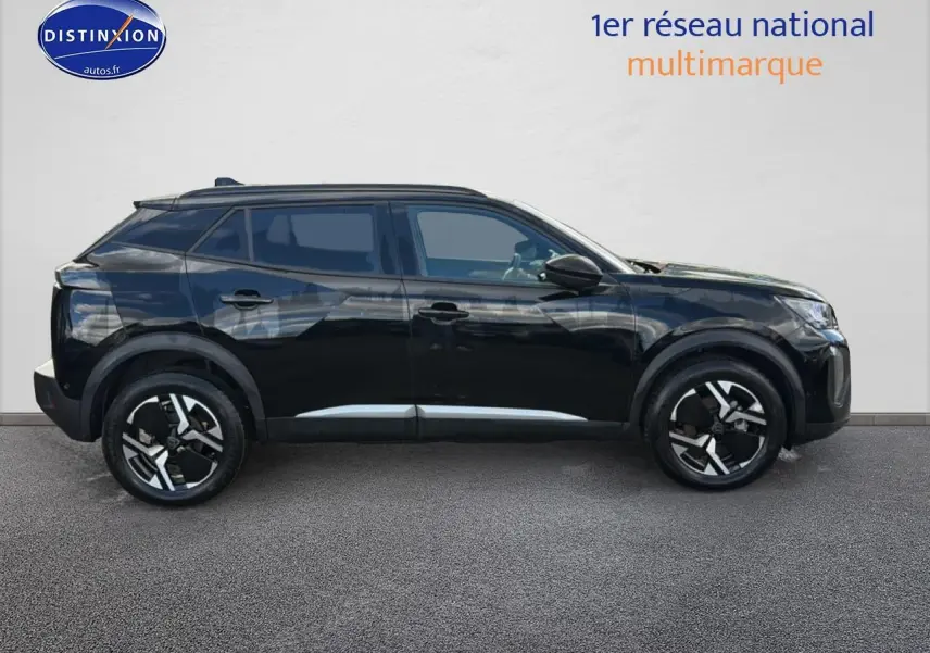 Profil côté gauche du Peugeot 2008 noir 2025 avec jantes alliage et vitres teintées sur fond neutre.