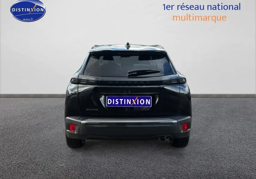 Vue arrière d'un Peugeot 2008 noir 2025 avec feux arrière LED et lunette arrière surteintée.