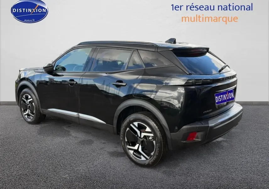 Peugeot 2008 noir vue 3/4 arrière droit, avec jantes alliage et vitres arrière teintées.