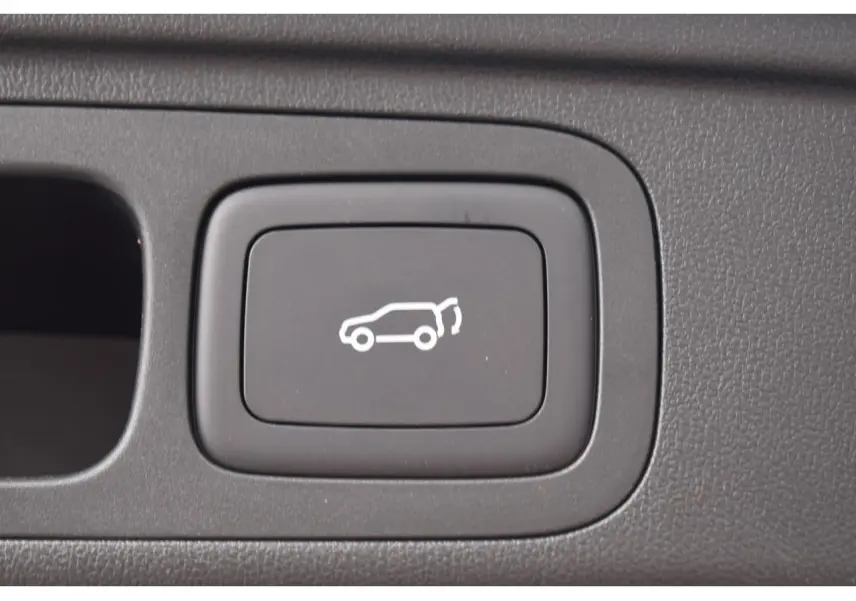 Bouton intérieur noir pour ouverture électrique du hayon sur MG MOTOR EHS 1.5 Hybrid+ 224 ch Luxury 2026.