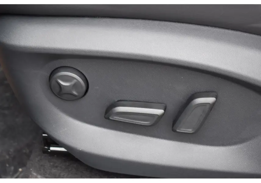 Gros plan sur les commandes de réglage électrique du siège conducteur noir du MG Motor EHS 1.5 Hybrid+ 224 ch Luxury.