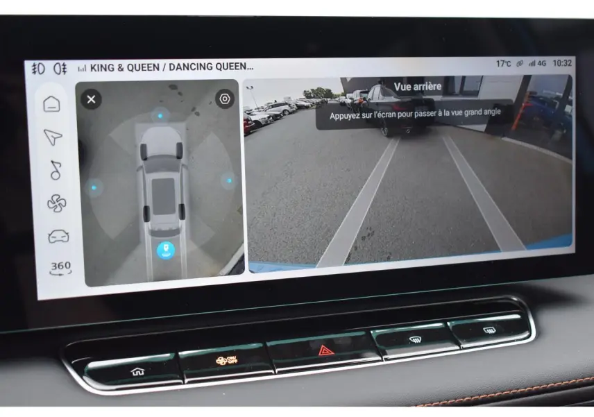 Écran tactile intérieur affichant la caméra 360° et vue arrière du MG Motor EHS bleu en stationnement.