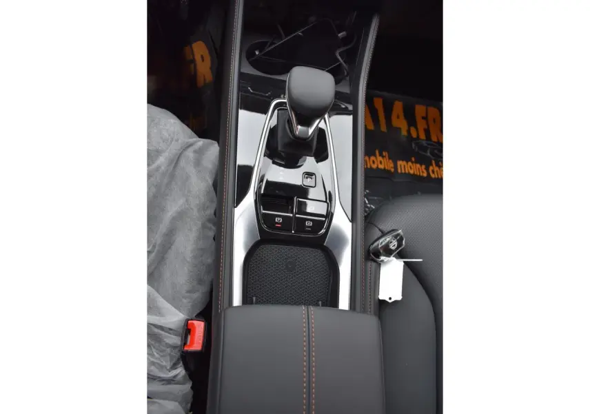 Vue plongeante sur la console centrale noire du MG Motor EHS avec levier de vitesses et clé posée sur siège noir.