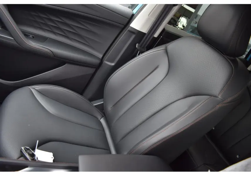 Gros plan sur le siège conducteur en similicuir noir avec surpiqûres marron du MG Motor EHS 1.5 Hybrid+ 224 ch Luxury.