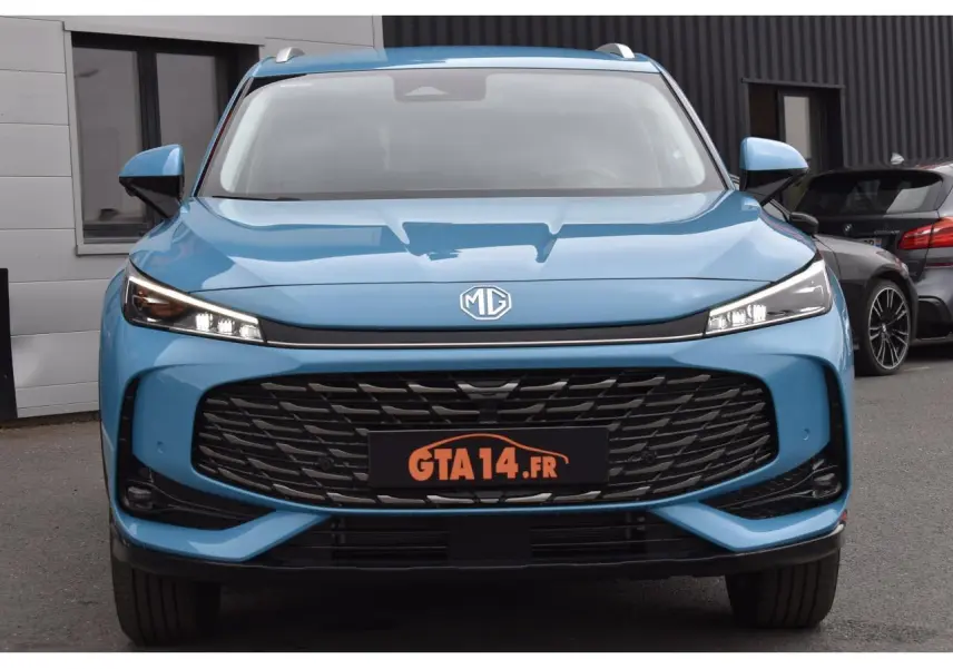 Vue frontale du MG Motor EHS 1.5 Hybrid+ bleu métallisé avec large calandre noire et phares LED fins.