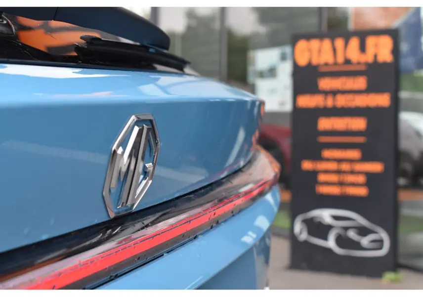 Gros plan sur l'arrière bleu métallisé du MG Motor EHS 1.5 Hybrid+ 224 ch avec logo MG et feu arrière LED fin.