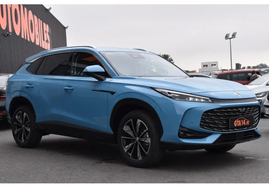 MG EHS 1.5 Hybrid+ bleu métallisé en 3/4 avant droit avec jantes alliage et calandre noire distinctive.