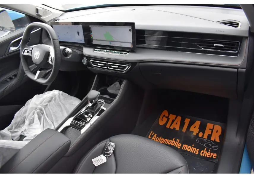 Vue intérieure côté conducteur du MG MOTOR EHS 1.5 Hybrid+ 224 ch Luxury, avec tableau de bord numérique et écran tactile large.