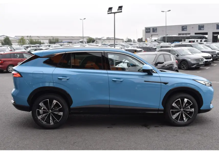 Vue de profil côté gauche d’un MG Motor EHS 1.5 Hybrid+ bleu métallisé avec jantes alliage 19 pouces.