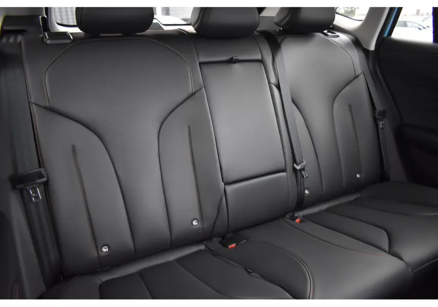 Vue rapprochée des sièges arrière en similicuir noir avec surpiqûres marron du MG MOTOR EHS 1.5 Hybrid+ 224 ch Luxury 2026.