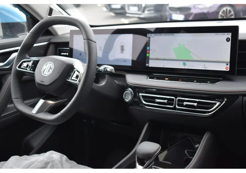 Vue intérieure côté conducteur du MG Motor EHS 1.5 Hybrid+ 224 ch Luxury, avec tableau de bord numérique et écran tactile panoramique.