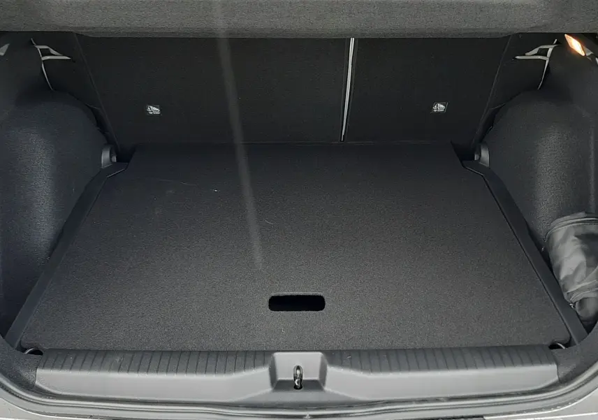 Coffre ouvert vu de l'arrière d'une Citroën C3 Aircross gris Mercury avec toit noir, montrant un espace de chargement vide.