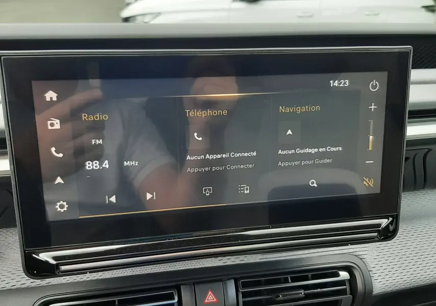Écran tactile central du Citroën C3 Aircross 2026, affichant radio, téléphone et navigation, intérieur noir et blanc.