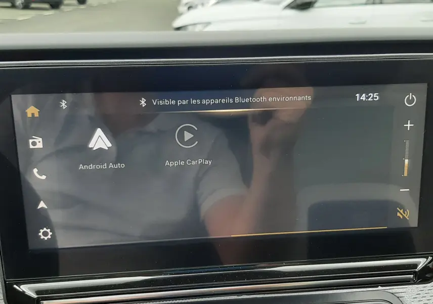 Écran tactile central du Citroën C3 Aircross 2026 montrant les options Android Auto et Apple CarPlay, intérieur noir et blanc.