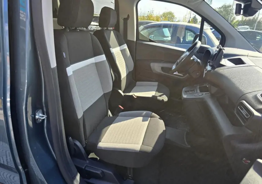 Vue intérieure côté conducteur du Citroën Berlingo bleu Kiama, montrant les sièges avant et le tableau de bord.