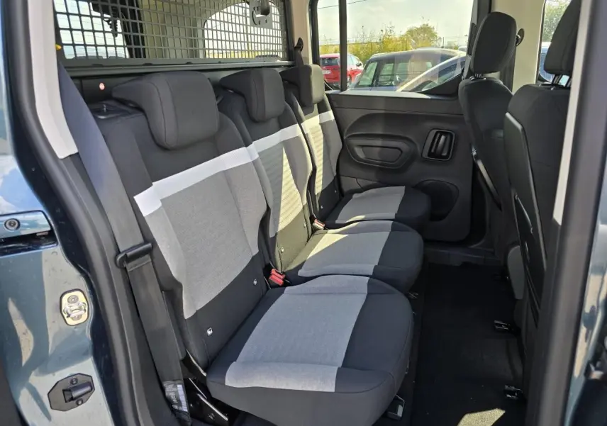 Vue intérieure côté droit des trois sièges arrière gris et noirs du Citroën Berlingo III M 2025 bleu Kiama métal.