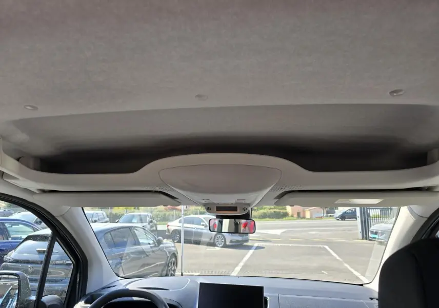Vue intérieure avant du Citroën Berlingo 2025, tableau de bord et volant cuir multifonction visibles.