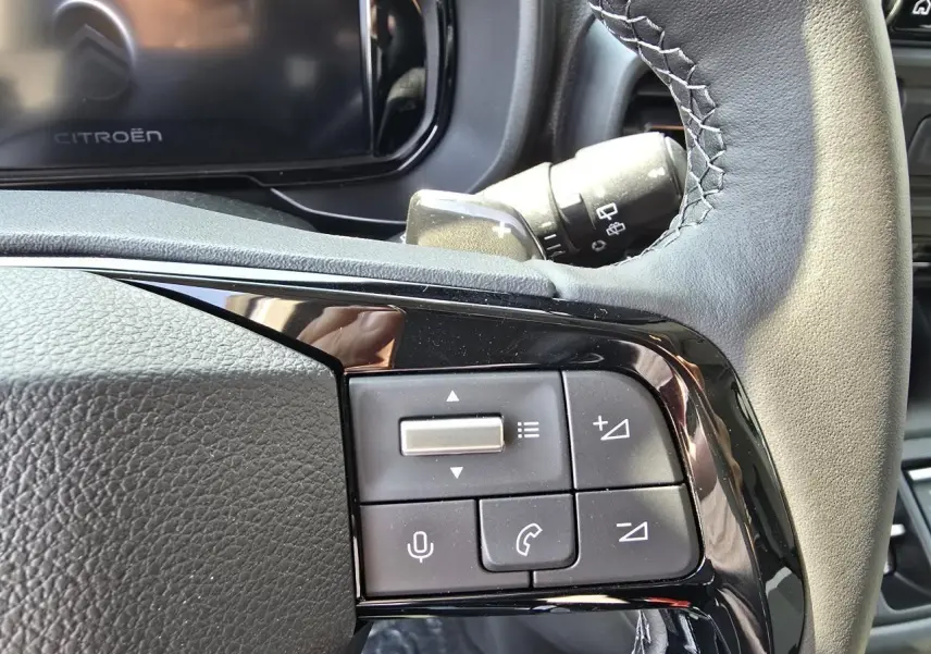 Gros plan sur les commandes vocales et audio du volant cuir du Citroën Berlingo III M 1.5 BlueHDi 130 2025.