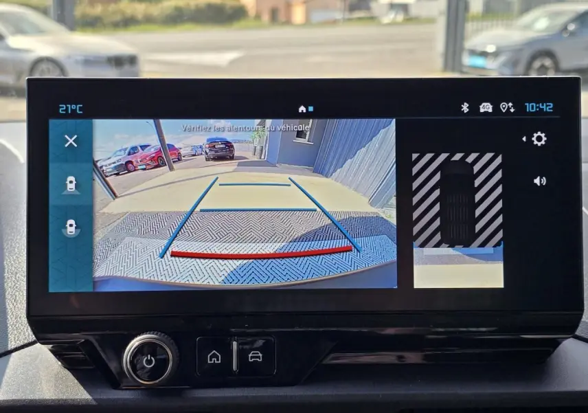 Écran central du Citroën Berlingo 2025 montrant la caméra de recul avec vue arrière et lignes de guidage colorées.