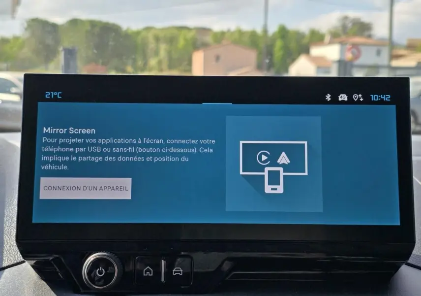 Écran tactile central du Citroën Berlingo bleu Kiama métal affichant la fonction Mirror Screen à 10h42.