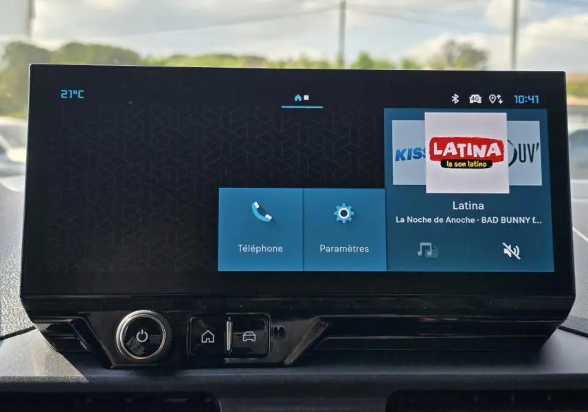 Écran tactile central du tableau de bord du Citroën Berlingo 2025 affichant les options téléphone et paramètres.