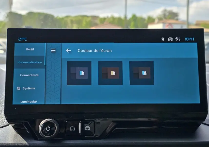 Écran tactile central du Citroën Berlingo 2025 affichant le menu de personnalisation des couleurs d'écran.