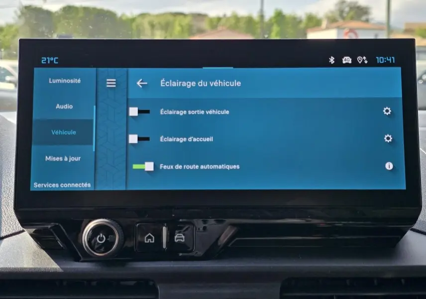 Écran tactile du tableau de bord du Citroën Berlingo 2025 affichant les réglages d'éclairage du véhicule.