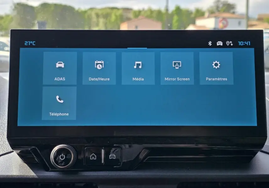 Écran tactile central du tableau de bord du Citroën Berlingo 2025 affichant les options ADAS, média et téléphone.