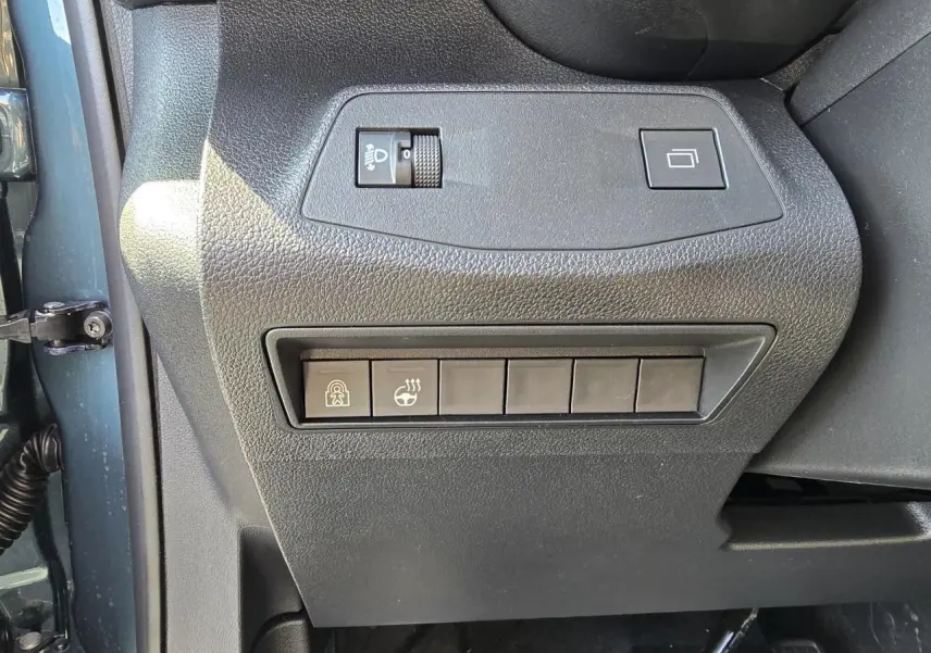 Vue rapprochée des commandes latérales gauche du tableau de bord du Citroën Berlingo bleu Kiama métal 2025.