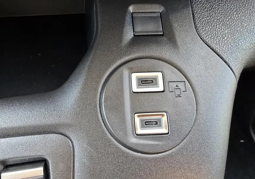 Gros plan sur deux ports USB-C intégrés dans la console centrale d'un Citroën Berlingo 2025.
