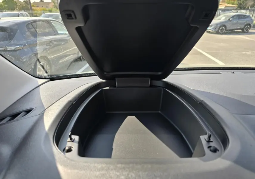 Rangement ouvert sur le tableau de bord du Citroën Berlingo bleu Kiama, vue intérieure avant du véhicule.