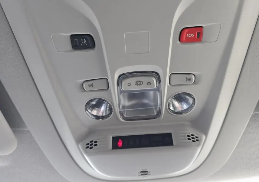 Plafonnier intérieur avec commandes d'éclairage et bouton SOS du Citroën Berlingo bleu Kiama Metal 2025.
