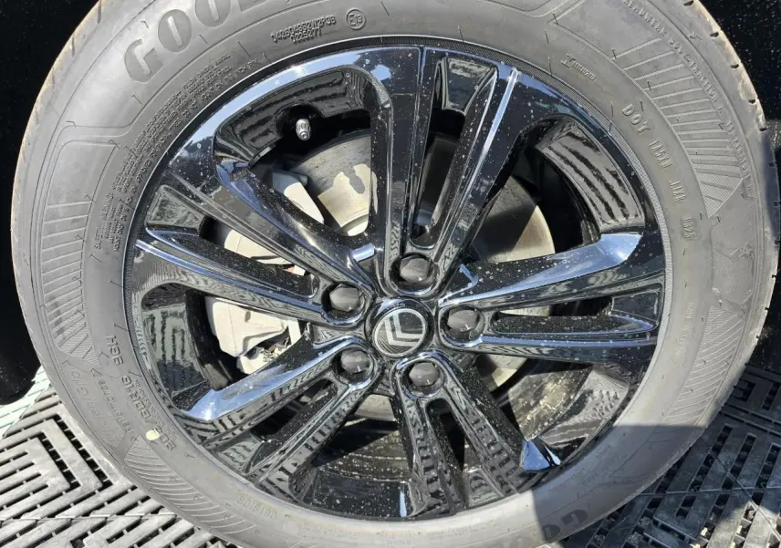 Gros plan sur la jante aluminium noire brillante de 16 pouces du Citroën Berlingo bleu Kiama Metal, avec pneu Goodyear.